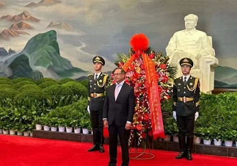 刚刚哥伦比亚总统在毛主席纪念堂留言：“伟大的指挥官”