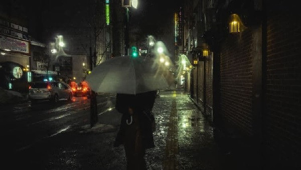 湿漉漉的街道：后现代城市化标签解构