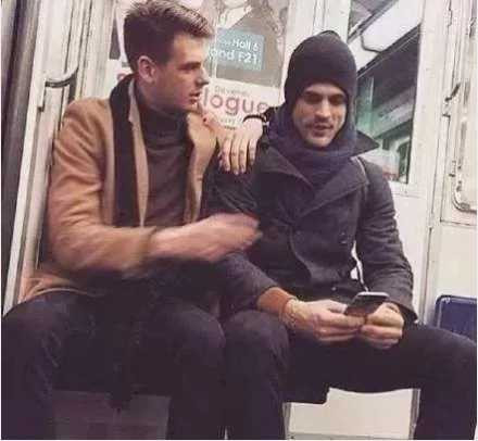 中国人地铁里玩手机，欧洲人看书？背后真相竟是…