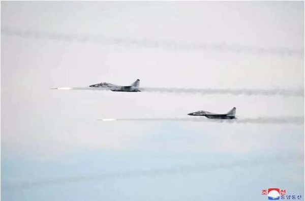 金正恩指导人民军远程炮兵部队和空军飞行队火力打击训练