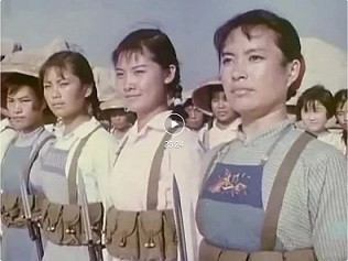 江青摄影：晒得黝黑的女民兵美不美？