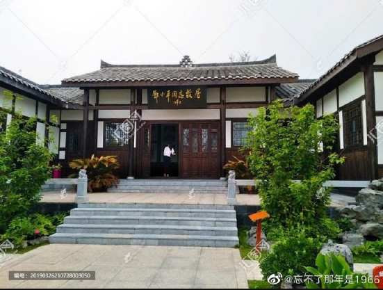 从现在建造的“故居”来看，这简直就是“王府”或皇帝的行宫