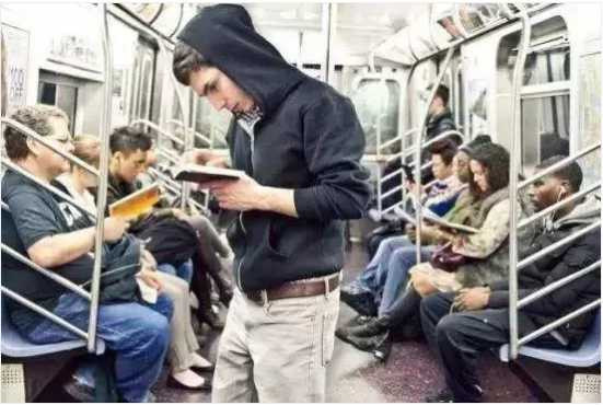 中国人地铁里玩手机，欧洲人看书？背后真相竟是…