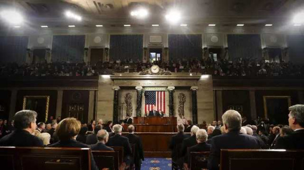 特朗普国会演讲受好评,全场起立鼓掌