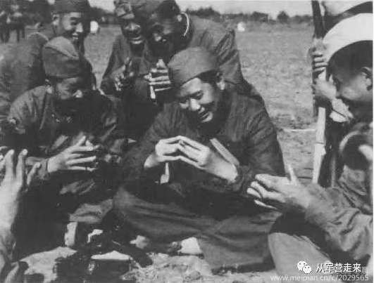 毛主席一声号令，将军们踊跃下连队当兵