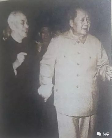 1964年元旦毛主席拉着李四光的手去看戏