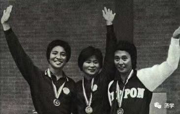 1974年亚运会我女运动员的连衣裙是江青设计的？