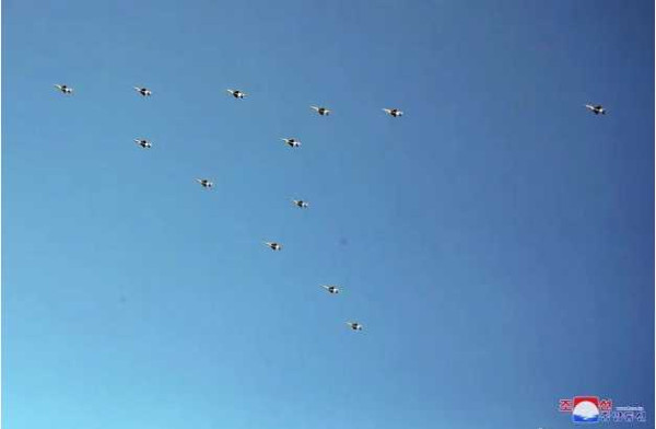 金正恩指导人民军远程炮兵部队和空军飞行队火力打击训练