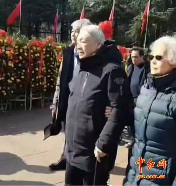 12月26日，毛远新和夫人全秀凤在韶山参加纪念领袖活动