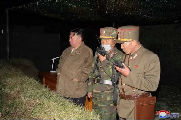 金正恩指导人民军远程炮兵部队和空军飞行队火力打击训练