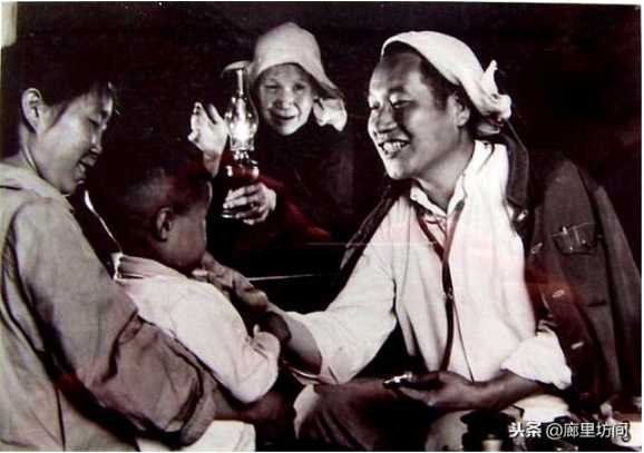 老照片:广阔天地把根扎 1968年到1985年遍布乡村的赤脚医生
