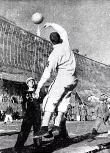 “毛主席万岁！志愿军万岁！”在联合国军战俘奥运会场响起