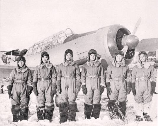 庆祝三八节：1952年3月8日 新中国第一批女飞行员飞过天安门上空