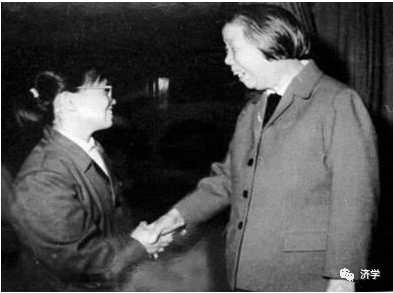 小英雄戴碧蓉三次见到毛主席：她勇救小孩于火车前