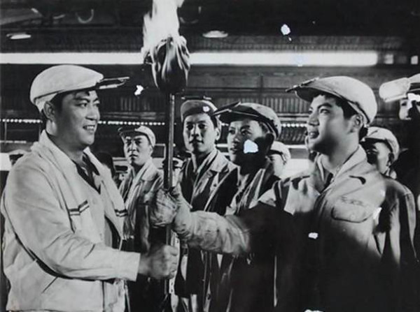 反潮流革命精神的诗篇——评彩色故事片《火红的年代》