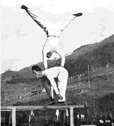 “毛主席万岁！志愿军万岁！”在联合国军战俘奥运会场响起