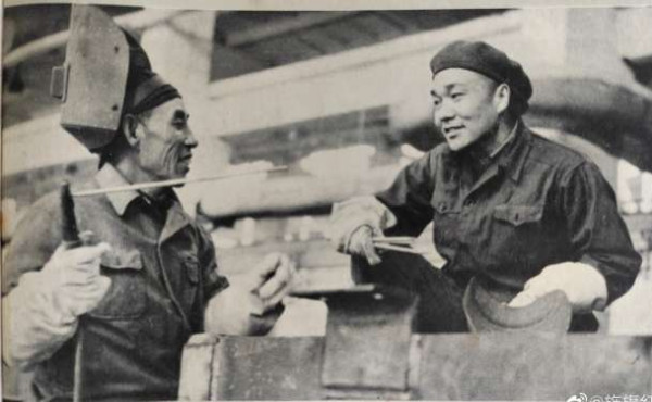 《电影文学》1964年6月创作人员深入工厂、农村的现场照片