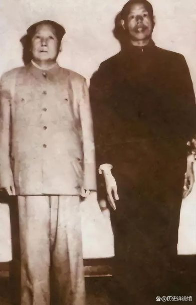 2000年记者采访一老人，看到其家人与毛主席合照，老人：不要宣扬