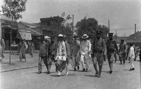 超级工程一览：民国范儿——姜文这番话，为何让公知张鸣勃然大怒？