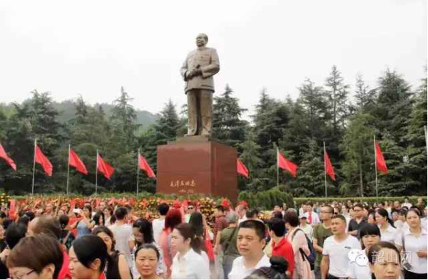 各地人民自发纪念毛主席逝世40周年