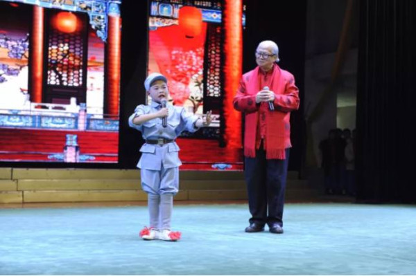 南街村隆重举行纪念毛主席诞辰125周年活动