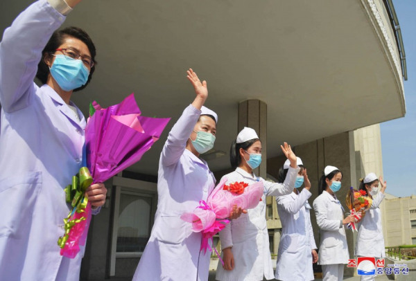 平壤妇产医院第５２２个三胞胎健康出院