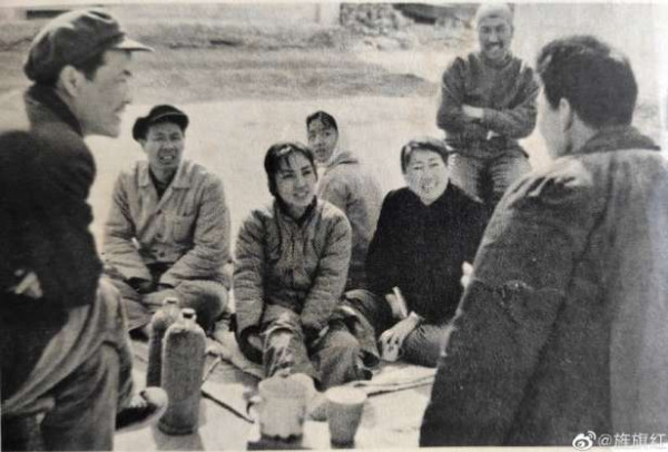 《电影文学》1964年6月创作人员深入工厂、农村的现场照片