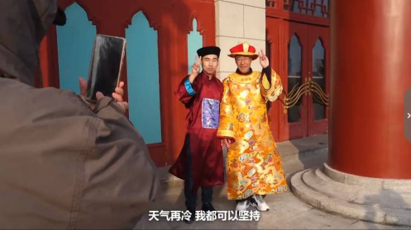 父亲雪天扮太监下跪赚救命钱