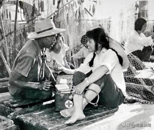 老照片:广阔天地把根扎 1968年到1985年遍布乡村的赤脚医生