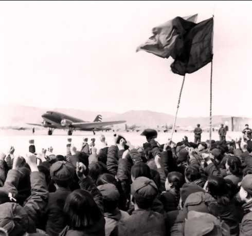 庆祝三八节：1952年3月8日 新中国第一批女飞行员飞过天安门上空