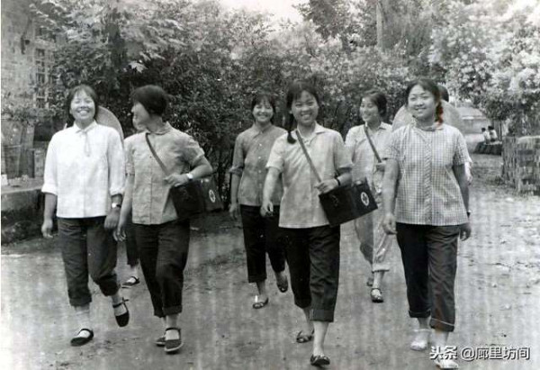 老照片:广阔天地把根扎 1968年到1985年遍布乡村的赤脚医生