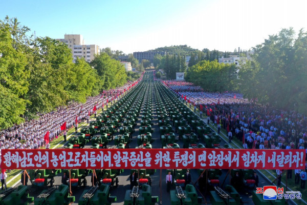 朝中社：敬爱的金正恩同志送给黄海南道的农机转交仪式举行