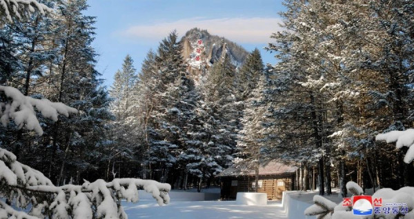 朝鲜人民心中的永远的故乡——白头山密营故居