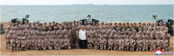 金正恩指导人民军远程炮兵部队和空军飞行队火力打击训练