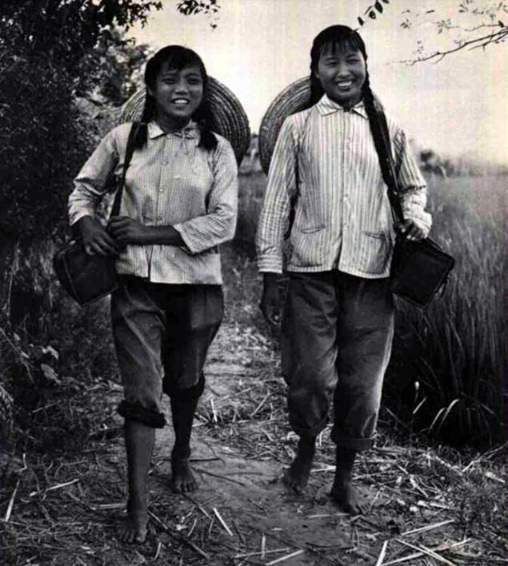 老照片:广阔天地把根扎 1968年到1985年遍布乡村的赤脚医生