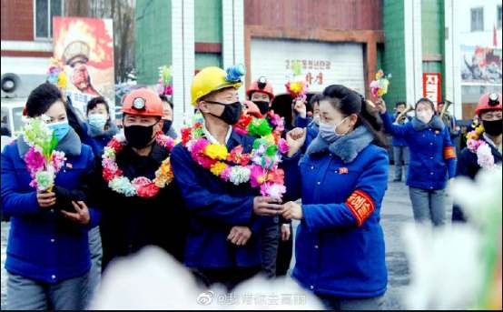 朝鲜人民群众拥有国家主权，拥戴伟大的领袖，劳动人民不知道失业为何物