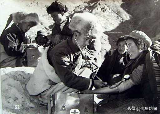 老照片:广阔天地把根扎 1968年到1985年遍布乡村的赤脚医生