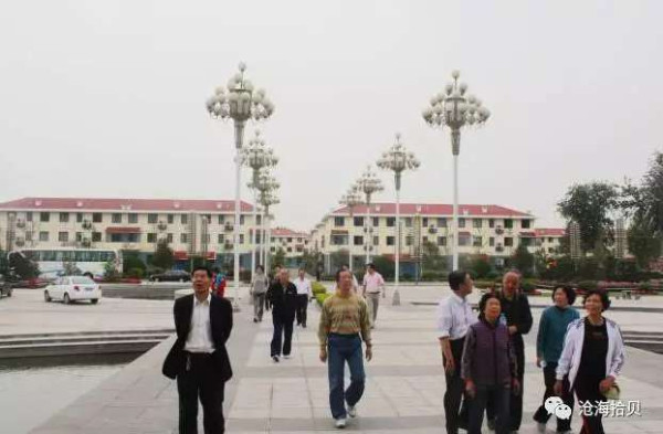 以毛泽东思想为指针坚定不移走社会主义道路的楷模