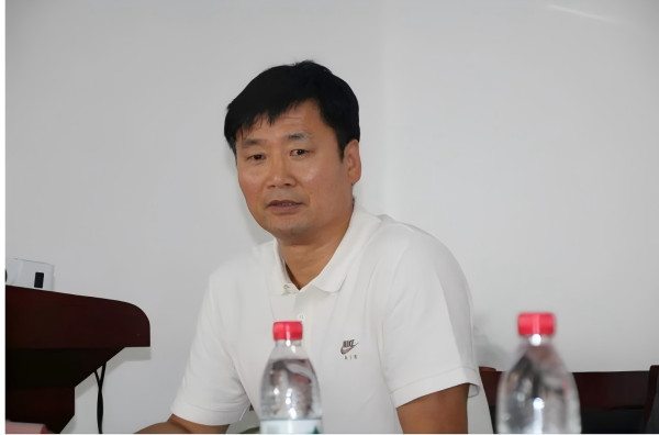 侯立虹：李山，真的有点像高山