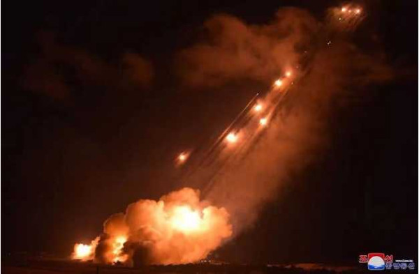 金正恩指导人民军远程炮兵部队和空军飞行队火力打击训练