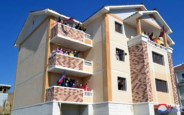 新幸福朝鲜:又有大量农民获得了免费住房,最好的跟独栋别墅似的,想去移民这里可没那么容易!