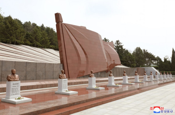 朝中社：敬爱的金正恩同志参谒大城山革命烈士陵园