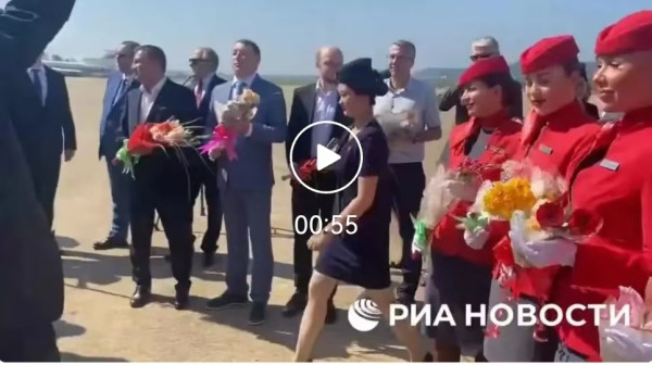 首班莫斯科直飞平壤航班抵达，朝鲜空姐给俄罗斯空姐送花