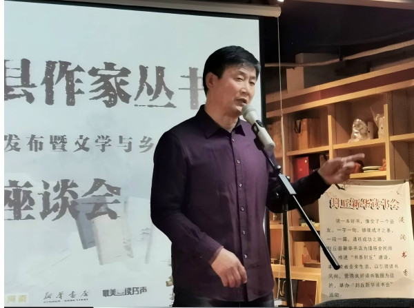 侯立虹：李山，真的有点像高山