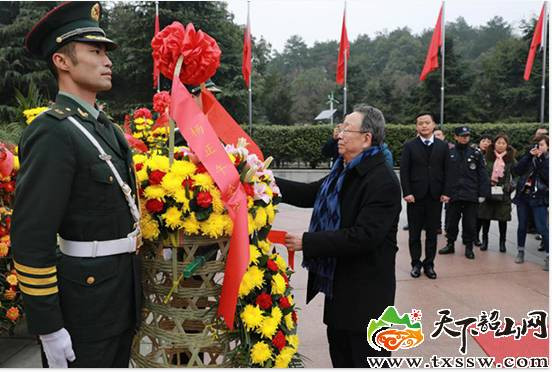 中共湖南省委原书记杨正午在韶山给毛主席拜年