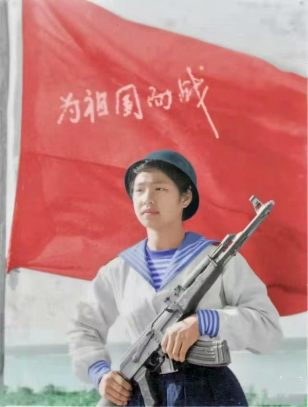 手持朝鲜产58式步枪的中国女兵