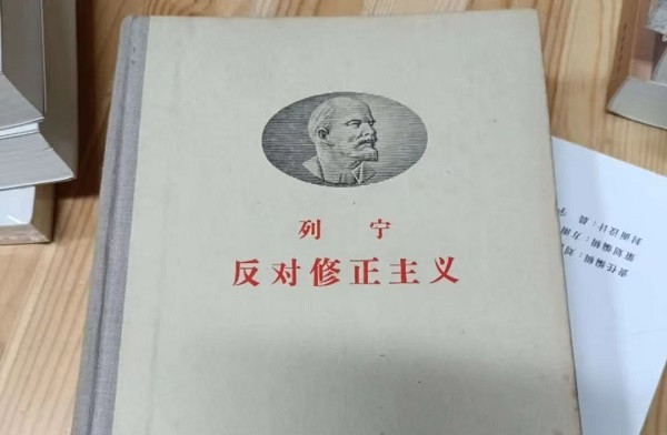 只有坚定不移地坚持毛泽东思想，中国人民才会有幸福的未来!