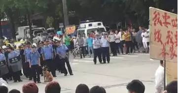 “人民”法院公判大会审判8名违法讨薪者（综合）