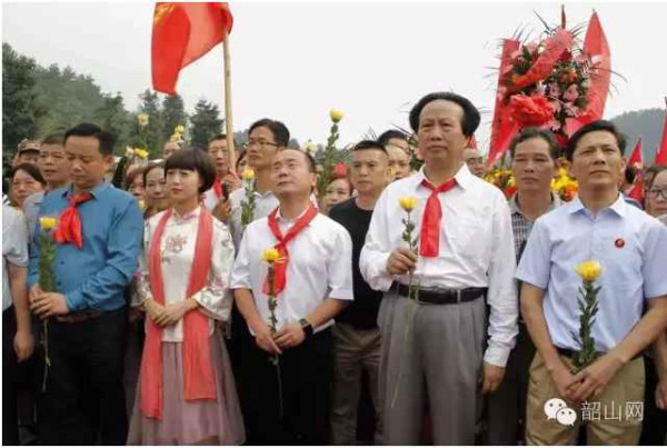 各地人民自发纪念毛主席逝世40周年