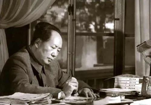 毛泽东走了？不，毛泽东还在！他就是我们，我们就是他！